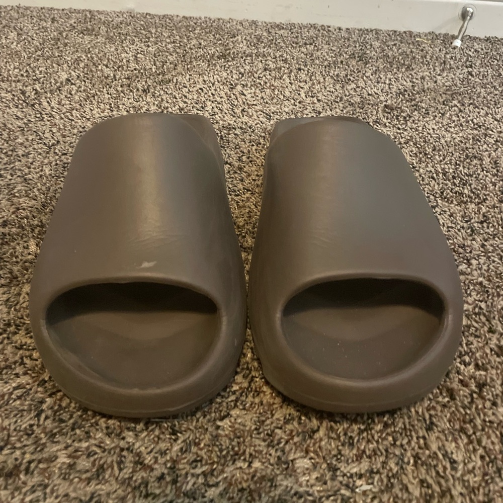 Yeezy slides brown SZ11
